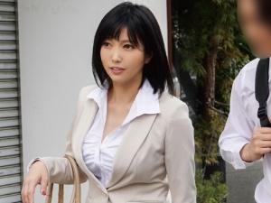 ＜出張先相部屋＞38歳子無し人妻OLがイケメン部下のデカチンに驚愕！！仕事一筋で生きてきたが、自分でも驚くほど・・・