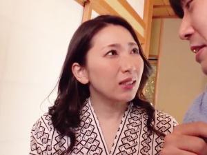 【人妻NTR】「私そんなお酒強くないから…」旅館で出会った男たちに潰された夫…泥酔している間に妻はめちゃくちゃに犯される！