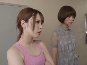 「AVの音がうるさい！！」騒音トラブルで怒鳴り込んだ人妻コンビだったが、自らのオナ声も漏れ聞こえていたようで…