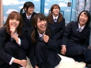 ＜MM号＞お小遣いが足りない修学旅行JKをナンパ！ほぼ処女な女の子たちも賞金目的にエッチなゲームに挑戦しちゃう！