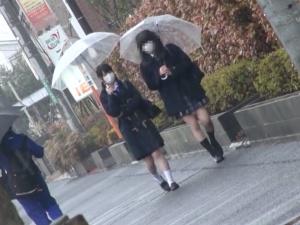【電車痴漢】童顔女子校生の悪夢！！訳も分からぬまま中出しレイプされ大量潮吹き！！さらに男たちは少女に群がると…