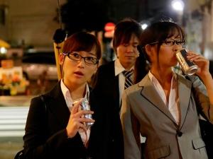 ＜女上司＞「最後にSEXしたのいつ〜？」酔って逆セクハラしてくる地味系メガネOLと、まさかのビジホで痴女られ3Pの神展開