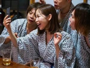 ＜社員旅行NTR＞「ウェ〜イ！飲んでま〜す！」嫉妬深い夫を裏切って他人棒とハメまくり！泥酔不貞妻のハレンチすぎる乱交