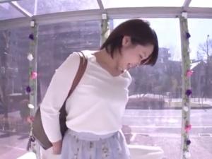 【MM号】清楚風ファッションのアラサー妻がマジイキ！！ストッキングを穿いたままの変態フェチセックスで、旦那がいるのに…