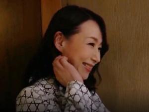【人妻NTR】夫では飽き足らず若い男ともヤリ散らかす好色妻！！そのムチムチとした巨乳の熟れボディは男たちを夢中にさせ…