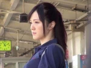 ＜JK痴漢＞（やだ…やだ…やめて…）電車内で静かに犯される美少女！ローターとチンポの同時挿入で、未体験の快楽が襲う！！
