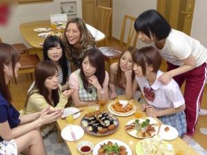 ＜嫁の家族ハーレム＞「私も欲しい〜♡」貞操を守って結婚した妻の家族がまさかの全員痴女！1本のチンポ求めてがっついてきた！