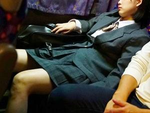 【夜行バス】「濡れてるじゃねえか？」ドＳ痴漢に車内でイタズラされた少女！！しかし彼女も彼女でスケベが嫌いじゃないらしく…
