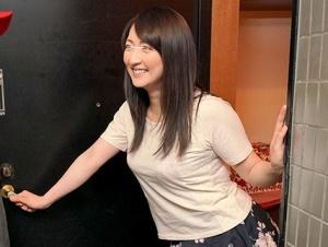 ＜親戚のおばさん＞「いらっしゃい♡」ふくよかな叔母のカラダに甥っ子2人のチンポがフル勃起！夜中に熟ボディにイタズラ開始！
