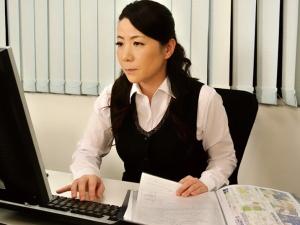 「社長…困ります…！！」オフィスでもてあそばれる五十路の熟れボディ！！シングルマザーである女は足元を見られて…