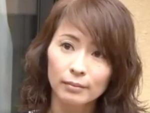 旦那さんが出かけたら…可愛らしい隣の奥さんとすぐ不倫交尾！娘さんまで物色しつつ、シャワーも浴びてない体にむしゃぶりつく！