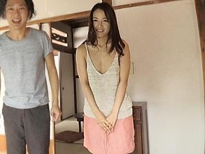 「じゃあ案内しますね…」転勤先で出会った人妻がノーブラ誘惑！？どうやら旦那さんとの生活に満足してないようで…