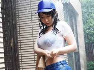 「だめ…私…結婚してるのよ…？」濡れねずみとなった人妻配達員に欲情した青年…しかし女の方も実は満更でなく…