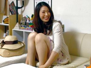 【人妻連れ込み】「気持ちよくて出しちゃいました」色白スレンダーな主婦を口説き落として勝手に中出しドピュッた盗撮ビデオ