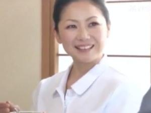 【介護ヘルパー】老父のためにデイサービスを頼んだのだが、やって来た女性が美熟女で、妙な色気を放っており・・・