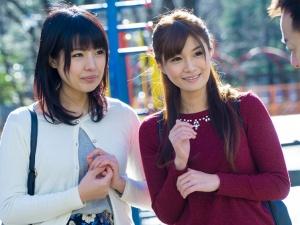 【人妻ナンパ】「すっごい出てる…！！」週5でオナっているという欲求不満ママ友コンビの蒸れたアソコに仲良く連チャン中出し！！