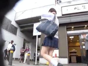 【JK痴漢】ショートカット美少女が電車内で性被害！！ビシャビシャ強制潮吹きで床を汚すと降車後もさらなる悲劇が続く！！