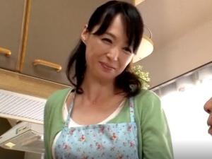 ＜友人の母＞「今日は美味しいもの作るわね♡」若いチンポが大好きな淫乱お母さん！息子がいない間に襲っちゃう！