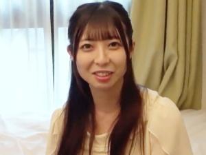 多目的トイレで浮気セックス経験有り、今日も朝からオナニーしてきたと語る生粋のヤリマン娘のパイパンマン子に中出し！！