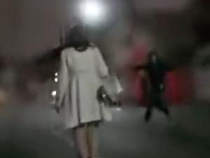 ＜連れ去りレイプ＞夜道で強襲、2人がかりで怒声を浴びせながら輪姦するムナクソ注意の輪姦動画