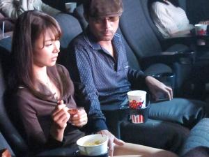 【映画館痴漢】まさかの場所で触られた美人妻…汚れてしまったにも関わらず、繰り返される羞恥に彼女の中で何かが変わり始めて…