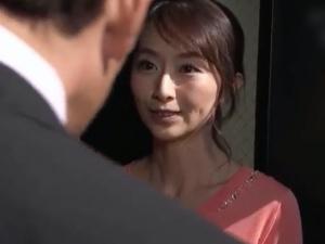 【人妻NTRレイプ】「こんなことになるなんて…」降って湧いた夫の不祥事！！弱みを握られた美人妻は、その場で脱がされると…