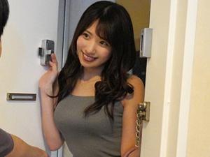 ＜痴女デリバリー＞「ファンですか？」素人M男宅に美形AV女優を派遣！！オナニーを見せつけると、チンポにしゃぶりつき・・・