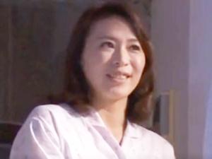 ＜母の友人＞「おばさんのこと覚えてる？キスしたこともあるのよ？」小さいころ抱っこしてくれた人はこんな美熟女だった！