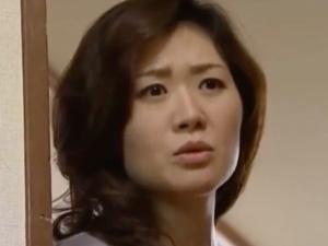 ＜ヘンリー＞「この馬鹿息子！」不倫を咎められた母は逆ギレするが、思い直して口封じのために我が子のチンポをしゃぶり始める