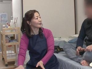 「いつくだと思ってるんですか？」60代のオマ●コも濡れるエロマッサージ！！家政婦業務中に起こったハレンチ行為で…