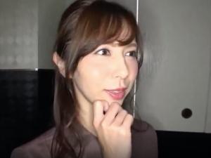 圧倒的美熟女降臨！！モデルルックスのアラフォー人妻がセクシーランジェリー姿を披露すると、熟れたオマ●コを広げて…
