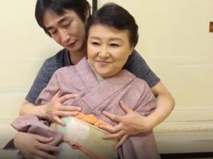 「還暦になってしまいました…」どこか可愛らしいおばあちゃんを脱がせてみると意外にも美しいおっぱいと無毛のアソコが！！