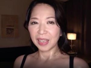 「ハメ撮り？」完熟の50代おばさんが本能剥き出しの本気セックス！！スケベな艷肉を揺らしながら顔をしかめて…