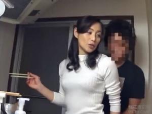 ＜人妻ナンパ＞「だめ、向こうで待ってて♡」母性あふれるおばさんに料理を作ってもらいつつセックスに持ち込む！