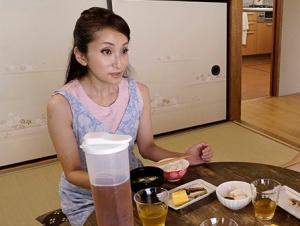 【嫁の母】「見ないで…お願い…」うっかり限界でお漏らししてしまった五十路義母！！そこに偶然ムコがやって来てしまうと…