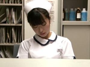 ＜看護師レイプ＞夜勤中にスヤスヤ眠る白衣の天使！こっそりと診察台に運んで欲望のままに犯してしまう！＜夜這い＞