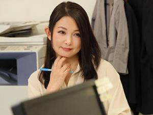 「おっきぃ…先端が引っかかって気持ちいい…！！」淫語を連呼しながら部下の若いチ●ポを熟れオマ●コで喰らいつくす女上司