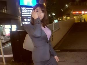 【素人ナンパ】驚きの美巨乳おっぱいを隠し持っていた不動産社員！！パンスト越しの電マ責めで発情するとデカチンをしゃぶって…