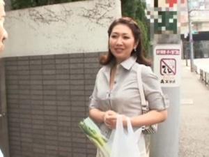 「えっ、そんな、ああっ！」色っぽい奥さんに群がる男たち！トイレでのサクッと抜いてあげると、立て続けに即ハメされ…