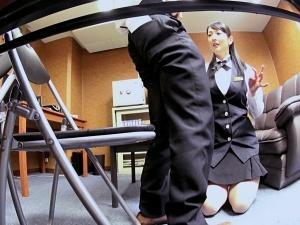 「中まで濡れちゃってるよ」バイトの休憩中パート主婦に濡れたズボンを拭いてもらっていると、ムクムクと成長してしまい…