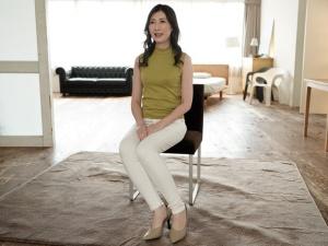 「勃ってきちゃいました…乳首が…」43歳には見えない気品漂う人妻が意外なスケベっぷりを披露し3Pでイキ乱れる！！