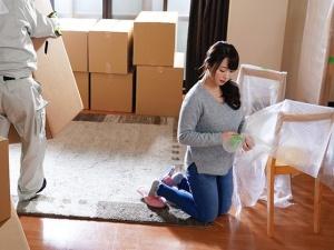 【人妻NTR】「だめ…帰ってきちゃう…」引越し業者の汗臭いチ●ポをしゃぶる妻…不信感を抱いた夫が部屋に隠れていると…