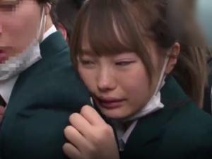 【電車痴漢】「大丈夫？」彼氏の死角で犯される美少女JK！！尻を触られマ●コを犯されザーメンをぶっかけられる！！