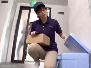 ＜媚薬スモークレ●プ＞女性配達員を狙った悪質な犯行！意識が朦朧とする中犯されると、次第にセックスモンスターに変貌！！