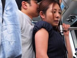 【電車痴漢】「我慢できないでしょ？」夫との生活にひそかに不満を抱える主婦に魔の手！！犯される興奮に目覚めてしまった女は…