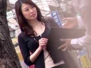 ＜人妻ナンパ＞「撮影？パンチラ？」脱いだら意外にも美巨乳おっぱいだったスレンダー美熟女は、結局他人棒をしゃぶり始め・・・