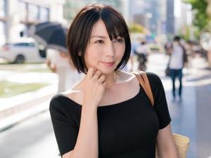 「お見せできるようなものでは…」ショトカの美人アラフィフ奥様がドピンクの下着を披露すると、中身まで見られてしまい…