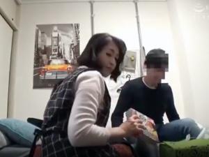【おばさんレンタル】「女性の肌は久々？」寂しい青年と添い寝してあげた女だが、隙を作りすぎて抱かれてしまうハメに！！
