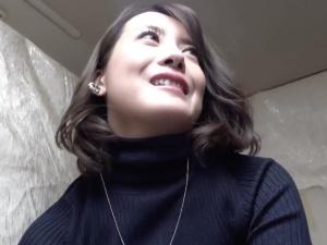 【熟女ナンパ】「少しなら…」ランジェリー姿を見せたら触って欲しくなっちゃった欲求不満妻が、エスカレートしてさらに！