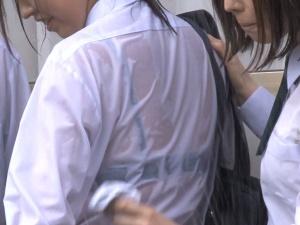 ＜連続中出し＞修学旅行中のゲリラ豪雨で